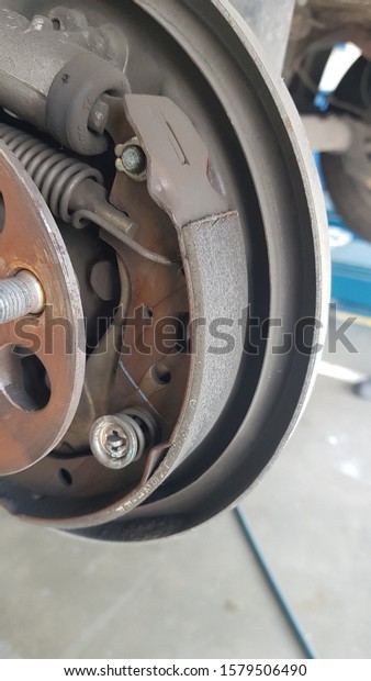 The rear brakes\
do maintenance and\
cleaning.