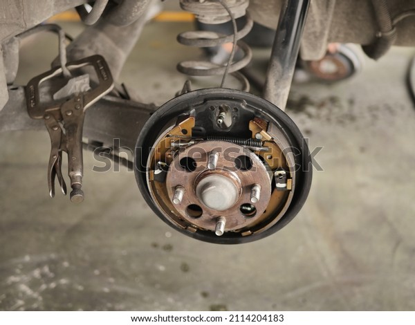 rear drum brake. drum brake. Maintenance and\
replacement of drum brake\
pistons.