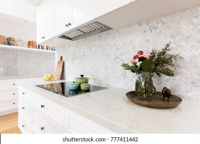 Hintere Küchenbank mit Schnittblumen und bunten Saucepans