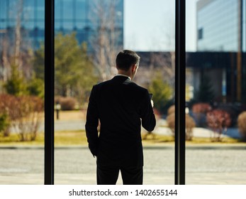 スーツ 男性 後ろ姿 の写真素材 画像 写真 Shutterstock