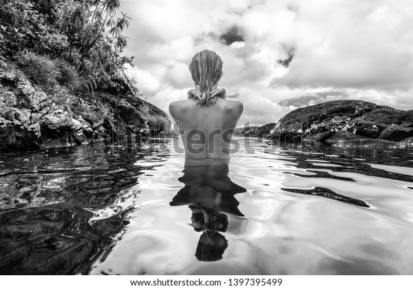 モーリシャスの熱帯の島にある自然公園の500フィートの滝の前で 裸の美女が水浴びをし 自然のプールでくつろいでいる姿の背景 白黒の画像 の写真素材 今すぐ編集