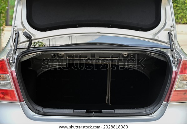 \
rear view of the car open trunk The\
exterior of a modern, modern car\
\
empty\
trunk