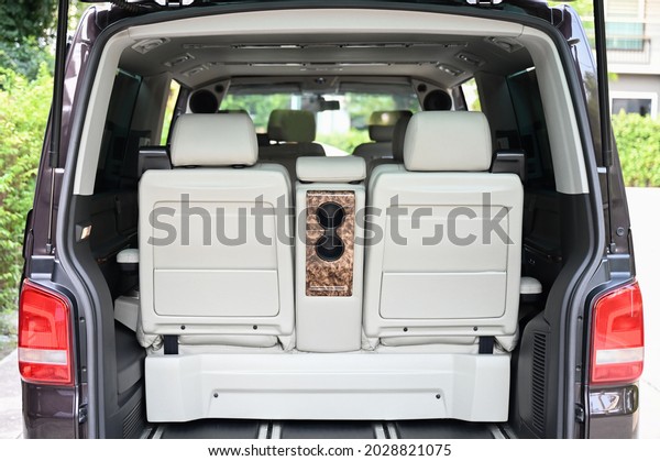 \
rear view of the car open trunk The\
exterior of a modern, modern car\
\
empty\
trunk