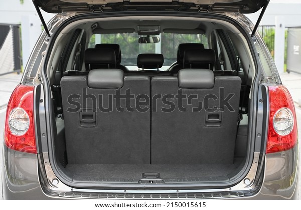 rear view of the car open trunk The exterior\
of a modern, modern car empty\
trunk