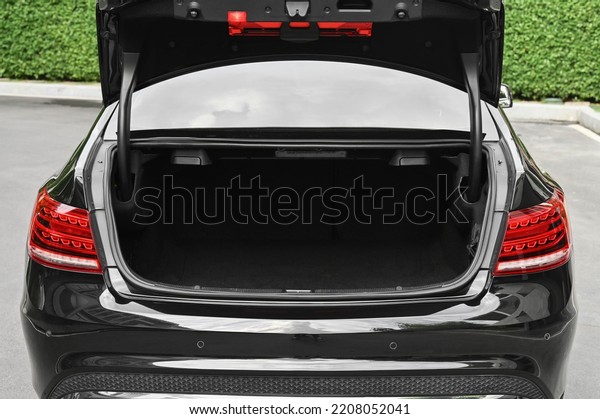 rear view of the car open trunk The exterior\
of a modern, modern car empty\
trunk