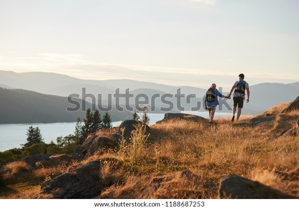 Gol Bolgesi Ingiltere De Kirsal Yolda Yuruyus Stok Fotografi Simdi Duzenle 1188687253