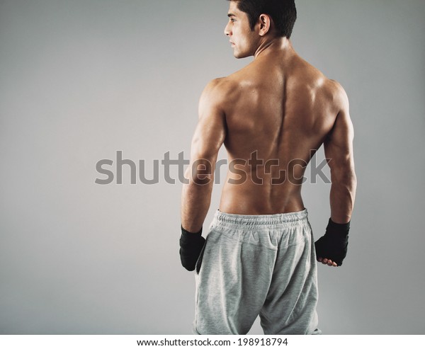 Ruckblick Auf Den Muskulosen Jungen Boxer Stockfoto Jetzt Bearbeiten