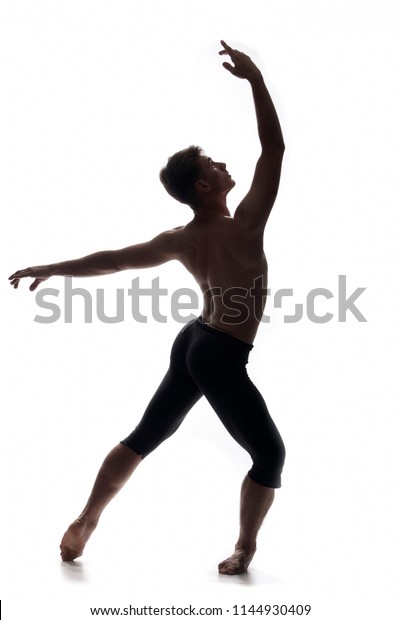 後ろから見る 一人の若い男が戻る バレエダンサー 見上げるポーズ 手を上げる 白い背景に写真撮影 の写真素材 今すぐ編集
