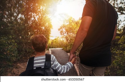 家族 後ろ姿 の写真素材 画像 写真 Shutterstock