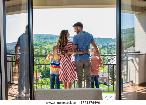 Vista Trasera De Una Familia Sonriente Foto De Stock Editar Ahora