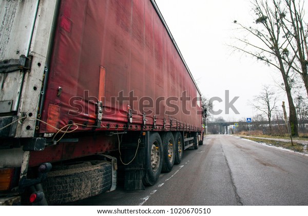 rear view of a trailer\
truck