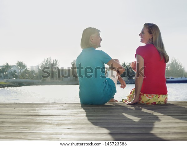 Zwei Frauen Und Kleines Madchen Sitzen Auf Bank Stockfoto Bild