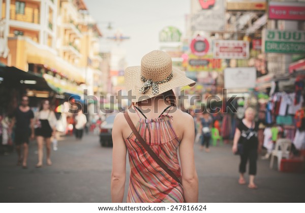 タイ バンコクの有名なバックパッカー街 カオサンを歩く若い女性の背景 の写真素材 今すぐ編集