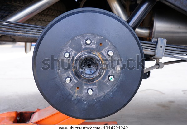 Rear wheel drum brake, Close\
up.