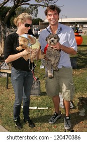 Rebecca Romijn And Jerry O'Connell At The 5th Annual BowWowWeen Benefit Presented By Dog.com. Barrington Dog Park, Los Angeles, CA. 10-29-06