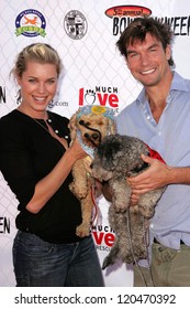 Rebecca Romijn And Jerry O'Connell At The 5th Annual BowWowWeen Benefit Presented By Dog.com. Barrington Dog Park, Los Angeles, CA. 10-29-06