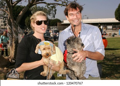 Rebecca Romijn And Jerry O'Connell At The 5th Annual BowWowWeen Benefit Presented By Dog.com. Barrington Dog Park, Los Angeles, CA. 10-29-06