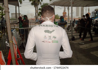 Recife, Pernambuco/Brazil - May 29 2020: Volunteers From The Joint Action Of Donating Meals To Help Homeless People In The City Of Recife During The Covid-19 (Coronavirus) Pandemic Lockdown