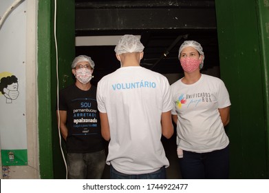 Recife, Pernambuco/Brazil - May 29 2020: Volunteers From The Joint Action Of Donating Meals To Help Homeless People In The City Of Recife During The Covid-19 (Coronavirus) Pandemic Lockdown