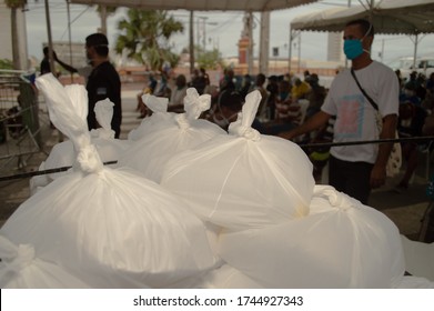 Recife, Pernambuco/Brazil - May  29 2020: Donation Of Bags With Meals For The Homeless In Recife During The Lockdown Of The Covid-19 (Coronavirus) Pandemic