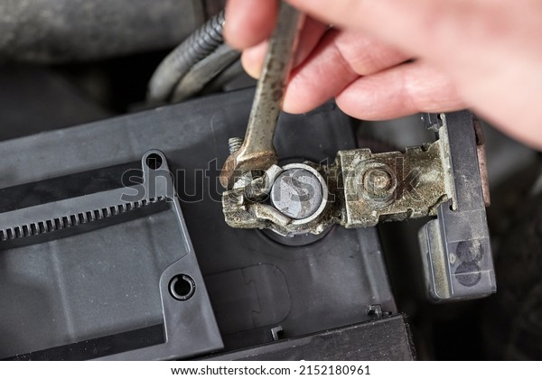 Reconnecting car starter battery terminal after\
replacing dead battery with a new\
one