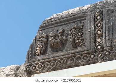 Reconstrucción de las ruinas de la Sinagoga Blanca donde Jesús predicó en Capernaúm, Kfar Nahum, Capharnaúm, junto al mar de Galilea en Israel. Cierre los detalles de las características talladas.
