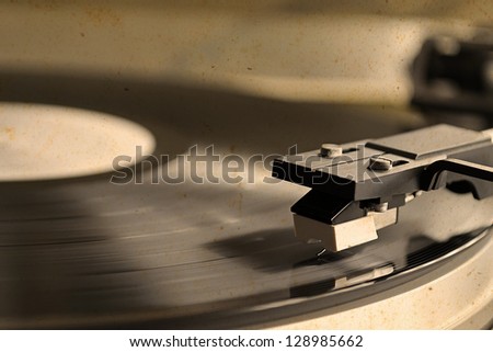 record player stylus on a rotating disc