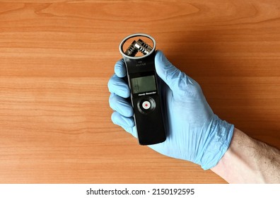 recorder, voice recorder in hand, recorder demonstration