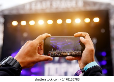 Recording outdoor music concert mobile phone