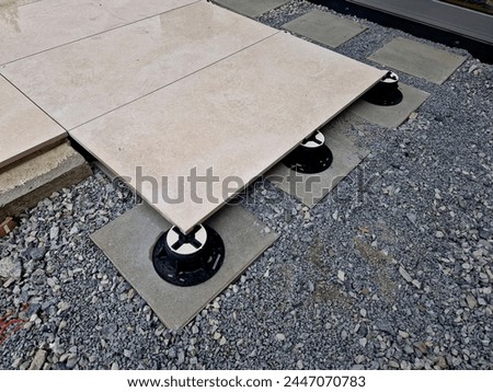 The rectification adjustable target under the pavement enables a very simple and quick installation of the terrace. The large diameter of the base ensures great stability,