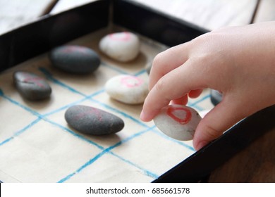 Recycle Toy For Kid,D.I.Y Tic Tac Toe From Old Shoe Box And Pebble Rock.Kid Learn To Planning A Things From Tic Tac Toe Game.Game From Nature And Recycle Material. Created And Safe The World.