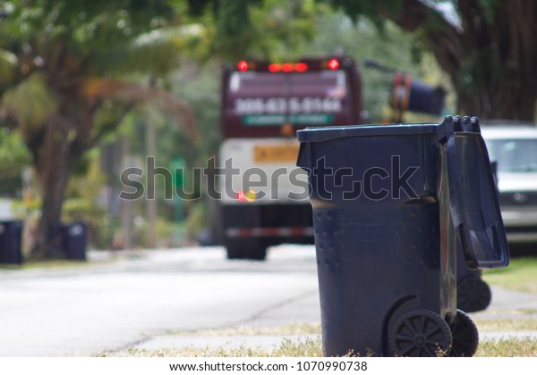 Recycle truck with recycle\
bin in air