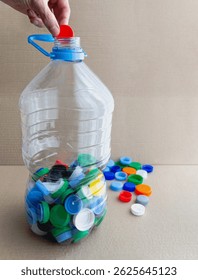 Reciclar las tapas de botellas de plástico en casa, recogerlas en un recipiente o tambor de plástico.