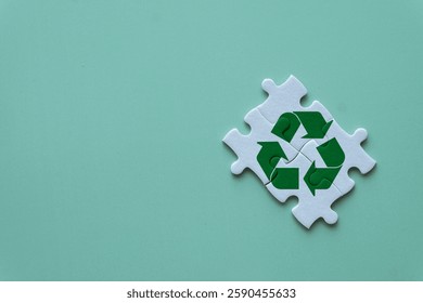 Reciclagem, Sustentabilidade, Consciência Ambiental, Conceito de Gestão de Resíduos, Peças de Quebra-cabeça Brancas com Símbolo de Reciclagem Verde Ideia de Fundo Verde para Estilo de Vida Ecológico.