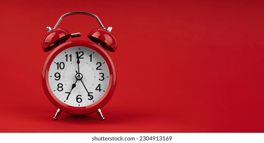 Reloj rojo alarma sobre