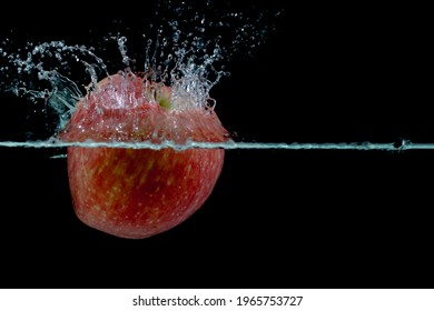 Manzanas Rojas Cayendo Del Agua Imagenes Fotos De Stock Y Vectores Shutterstock