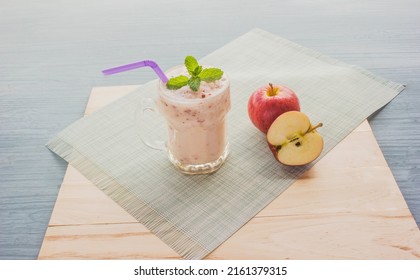 Red Apple Smoothie With Mint Yogurt