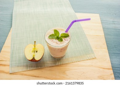 Red Apple Smoothie With Mint Yogurt