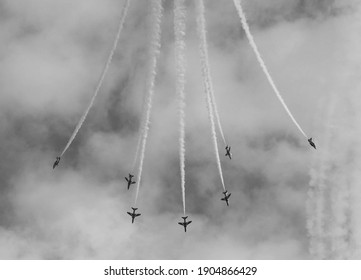 The Red Arrows performing Champagne Split