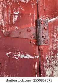 Red barn siding with old hinge. 28mm f1.8