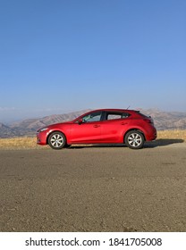 El coche rojo y el paisaje a su alrededor.
