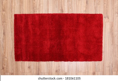roter Teppich auf Parkett im Wohnzimmer