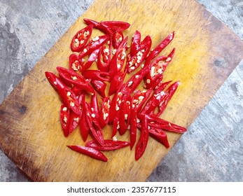The red chilies that have been cleaned are then sliced ​​and placed on a cutting board. Top view.
