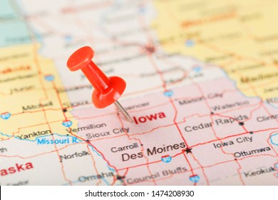 Red clerical needle on a map of USA, Iowa and the capital Des Moines. Close up map of Iowa with red tack, United States map pin USA