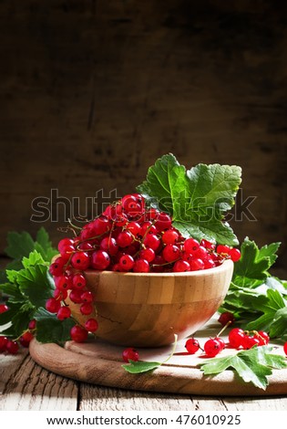 Ripe red currant berries in a bowl