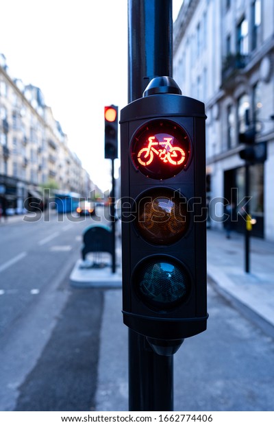 red cycle\
traffic light in the city of\
London