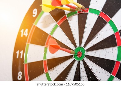 Bilder Stockfotos Und Vektorgrafiken Dartscheibe Rot Shutterstock