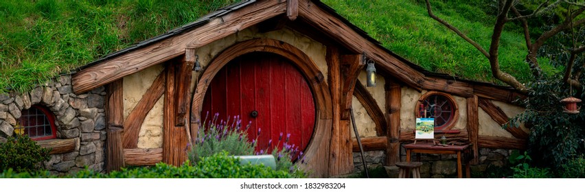Red door of hobbit hole at Hobbiton Movie Set Tour. September 2020, Matamata, New zealand. Lord of the Rings and The Hobbit Films.