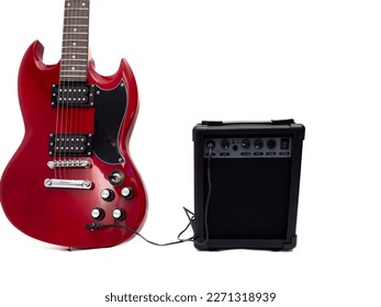 Guitarra eléctrica roja y amplificador clásico. Guitarra de instrumentos musicales. Acercamiento.