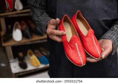 Bordados rojos Zapatos yemeníes. Los zapatos yemeníes se producen a partir de cinco pieles de animales diferentes. El arte de la cultura turca afecta a la historia creativa de la unesco.